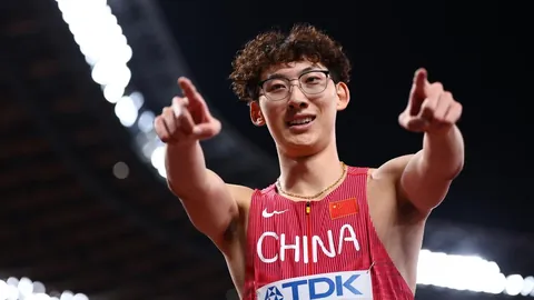 巅峰时刻！第62分钟，多库精彩内切弧线射门，一击世界波，曼城以3-0完胜利物浦，全场焦点！